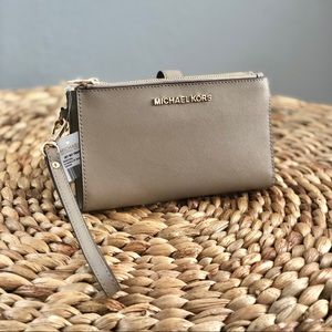 *NWT* Michael Kors Travel Smartphone Wallet/Wristlet